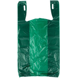 Los bolsos de compras del color verde, camiseta plástica empaquetan respetuoso del medio ambiente